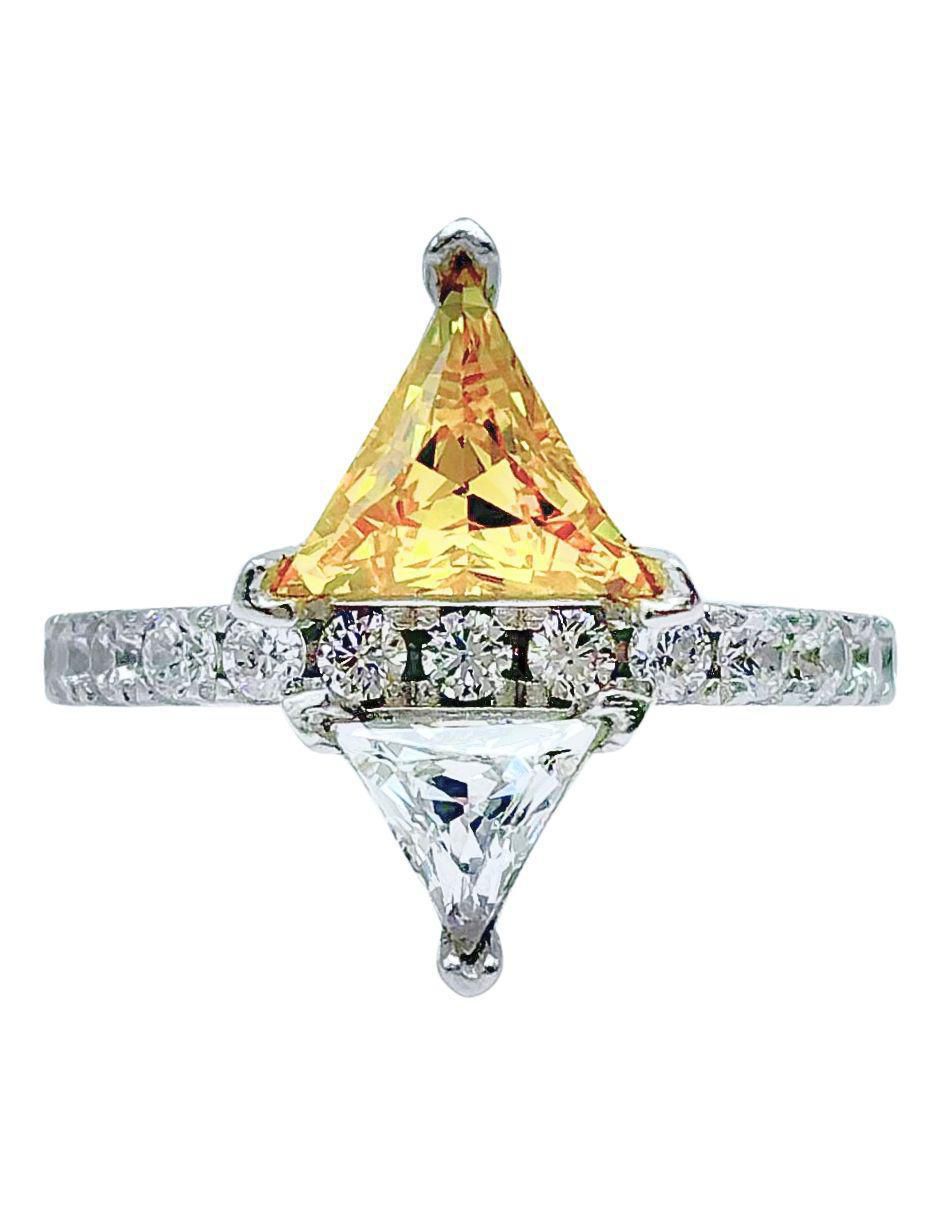 Anillo con gema de rombo brillo de plata zirconia pavé