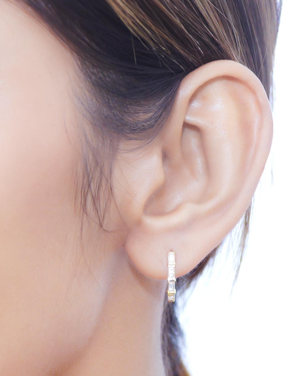 Aretes huggies circulares de oro 14 K con acabado brillante diamante 3