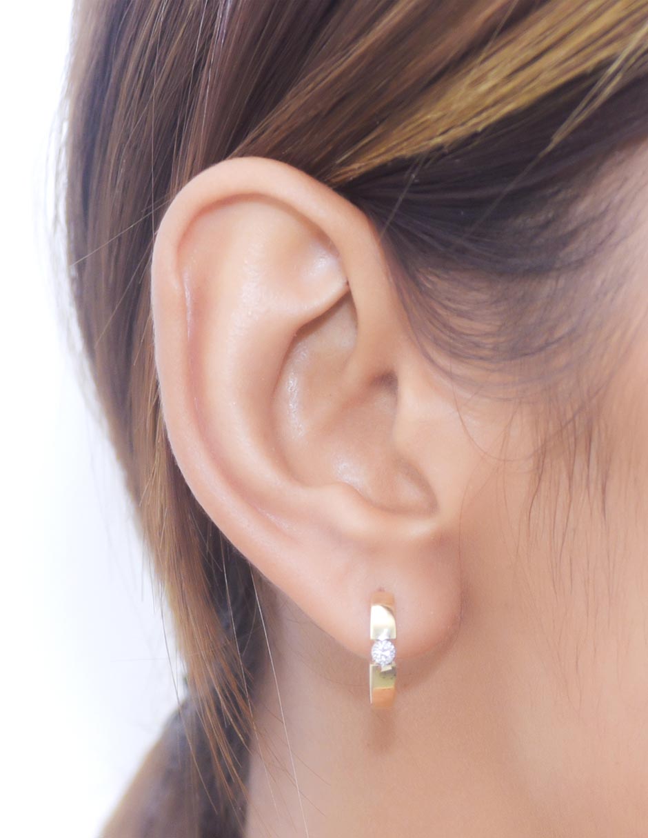 Aretes huggies circulares de oro 14 K con acabado brillante diamante 3
