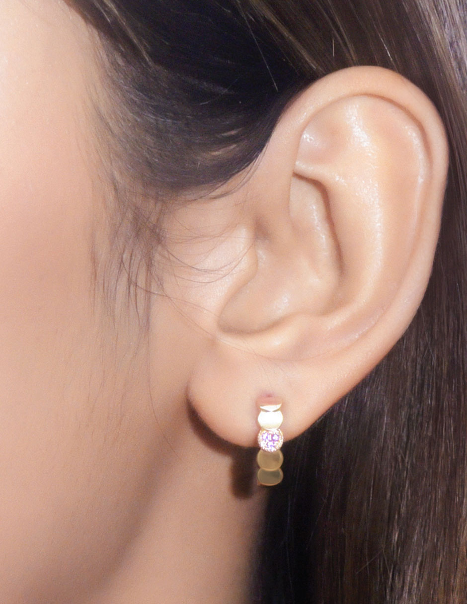 Aretes redondos de oro con acabado brillante zafiro rosa 3