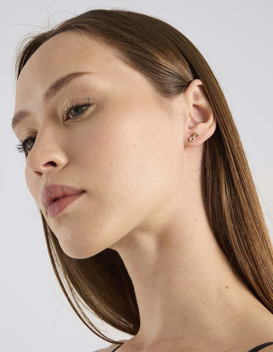 Aretes cortos de infinito de oro 14 k con acabado brillante 4