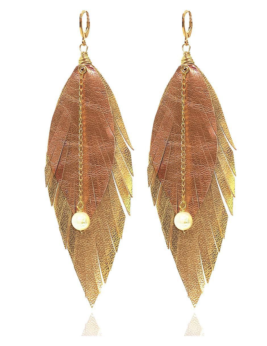 Aretes largos de pluma de baño oro 18 k con acabado baño de oro perla Aretes largos de pluma de baño oro 18 k con acabado baño de oro perla