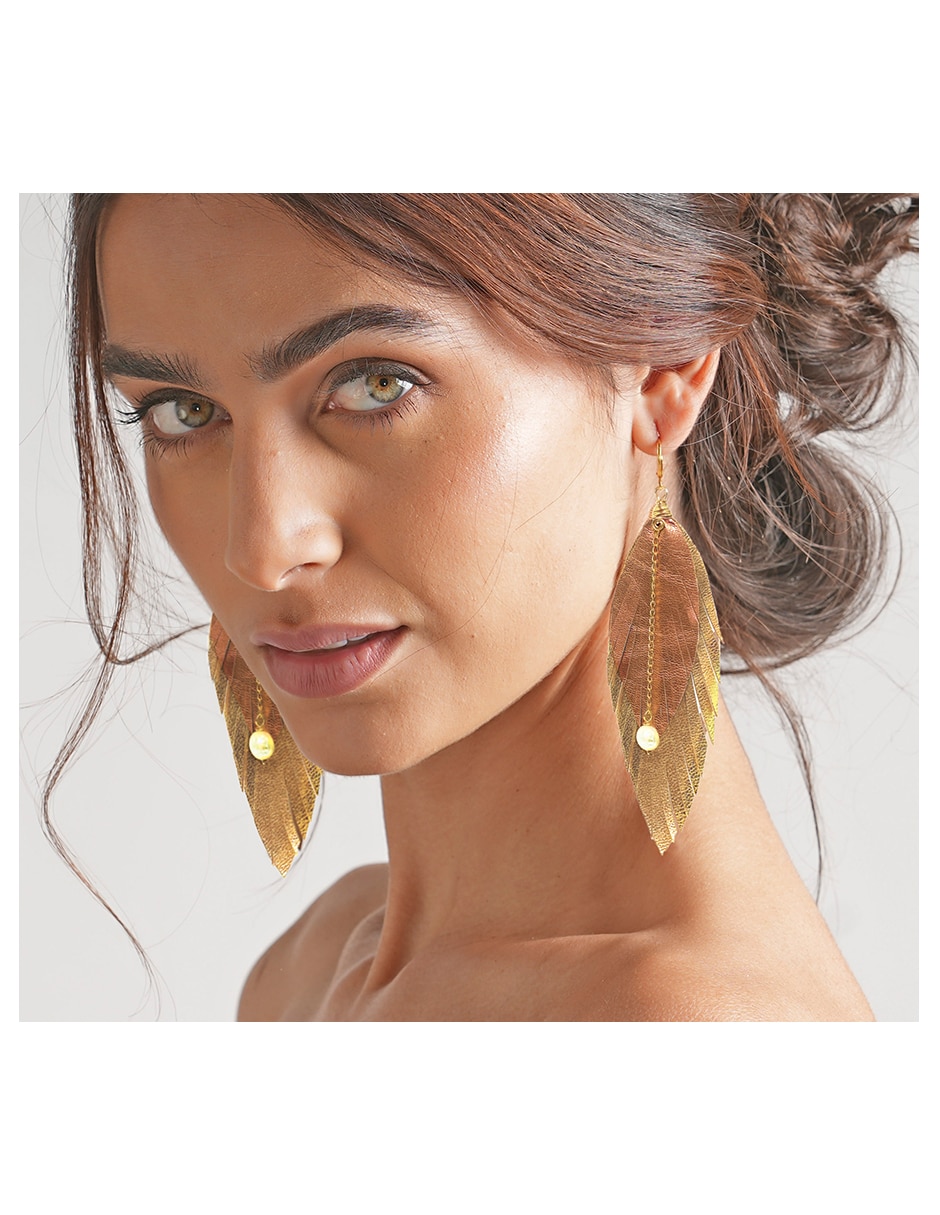 Aretes largos de pluma de baño oro 18 k con acabado baño de oro perla 2
