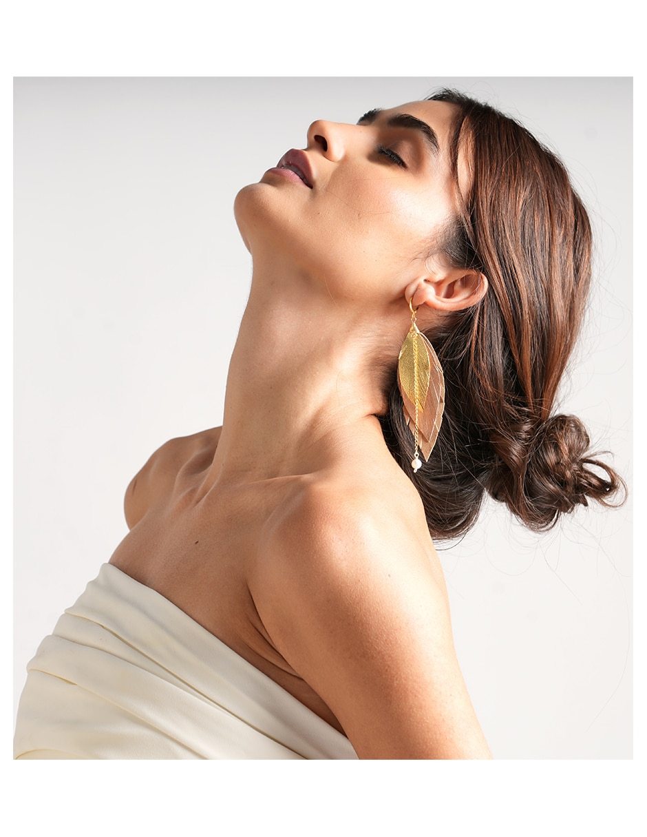 Aretes largos de pluma de baño oro 18 k con acabado baño de oro perla 7