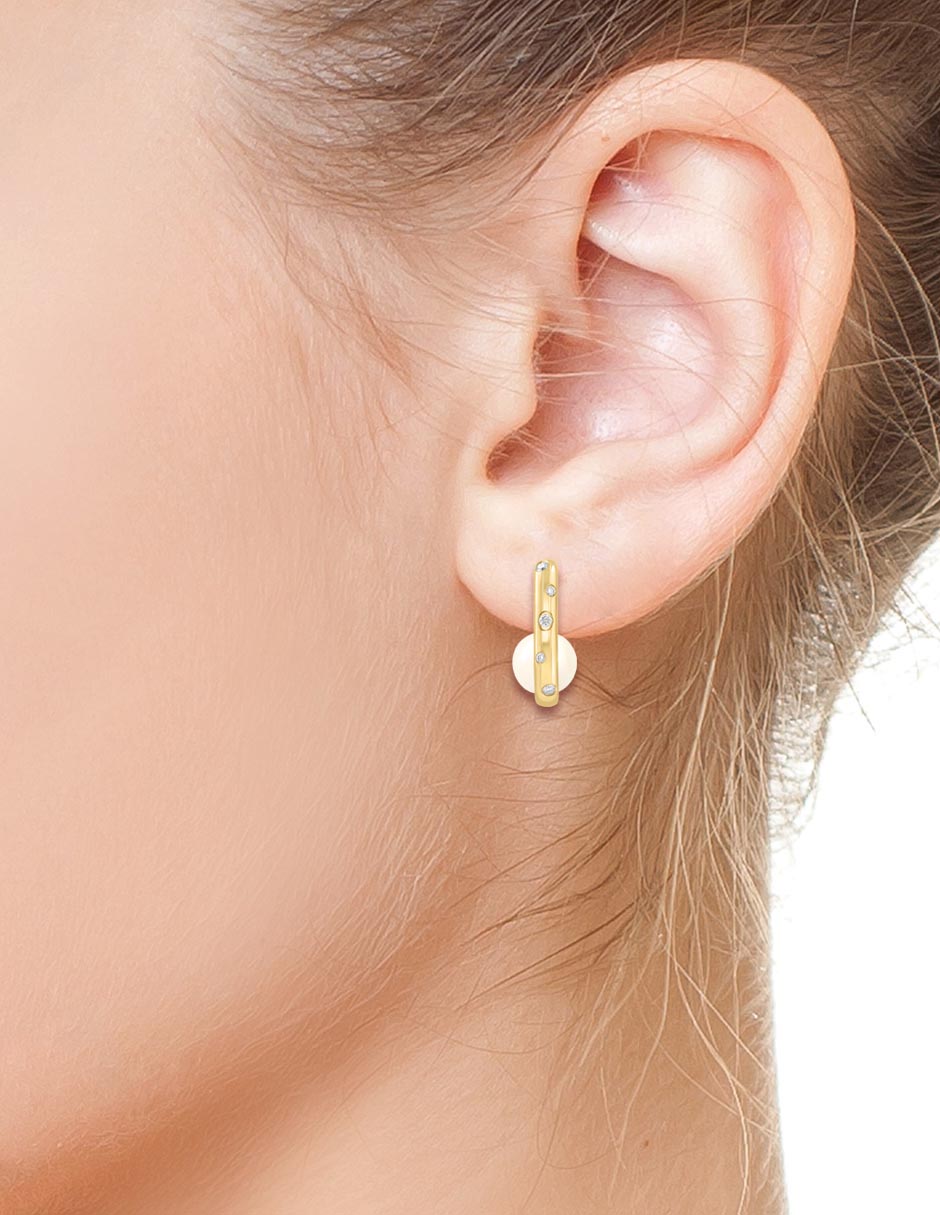 Aretes cortos de oro amarillo 14 k con acabado baño de oro perla de agua 3