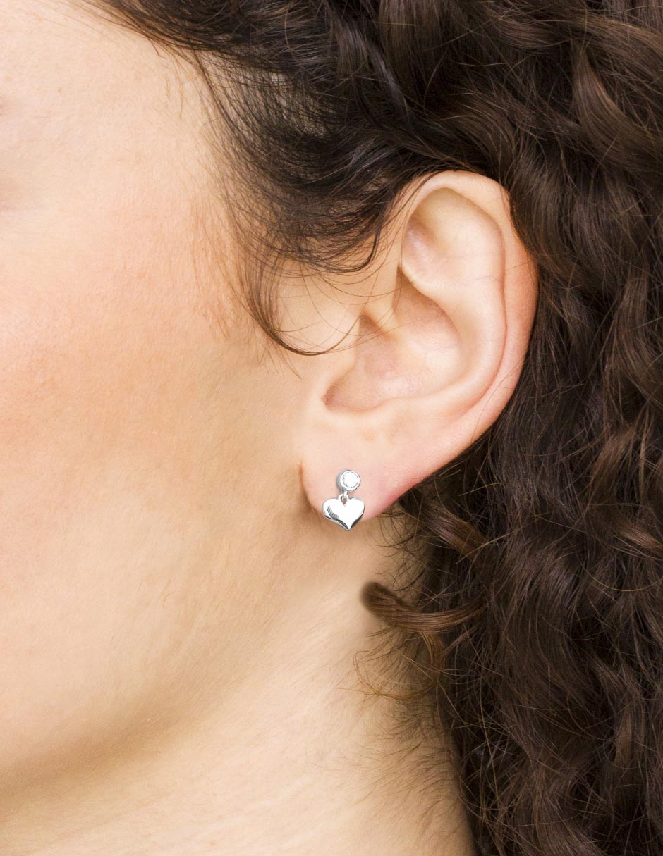 Aretes cortos de corazón de plata P 925 con acabado baño de rodio circonita 4
