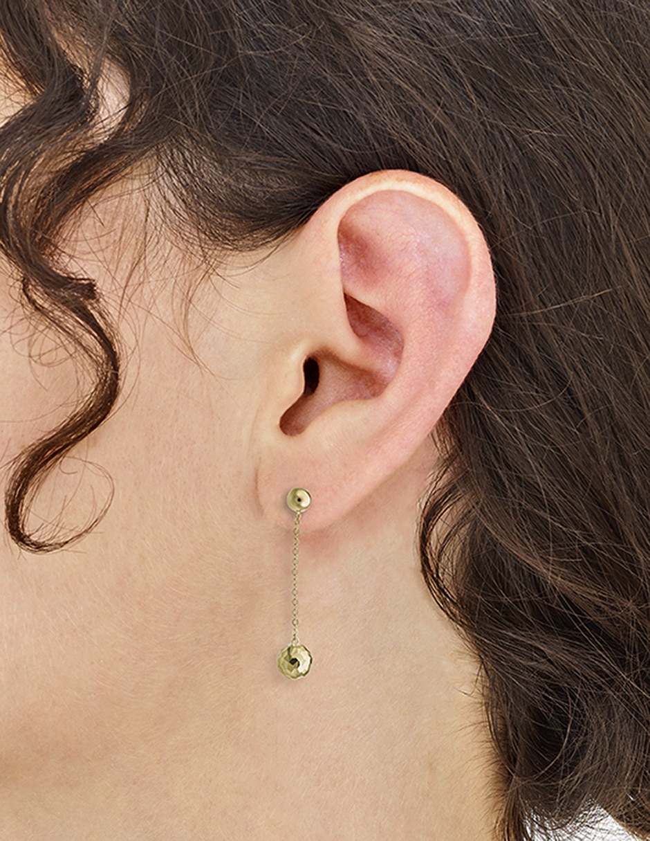 Aretes largos redondos de oro 14 K con acabado brillante 3