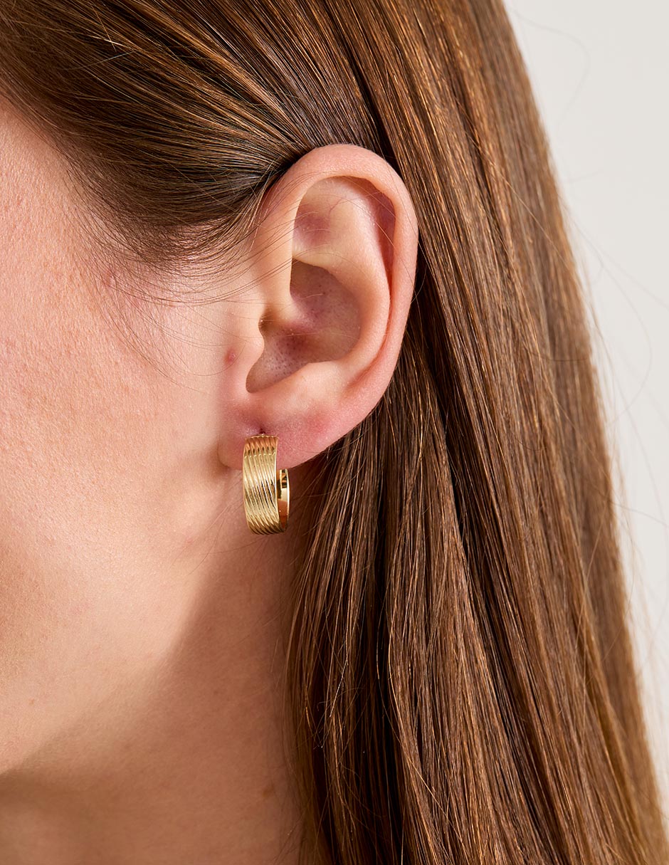 Arracadas de oro amarillo 14 K con acabado liso 4
