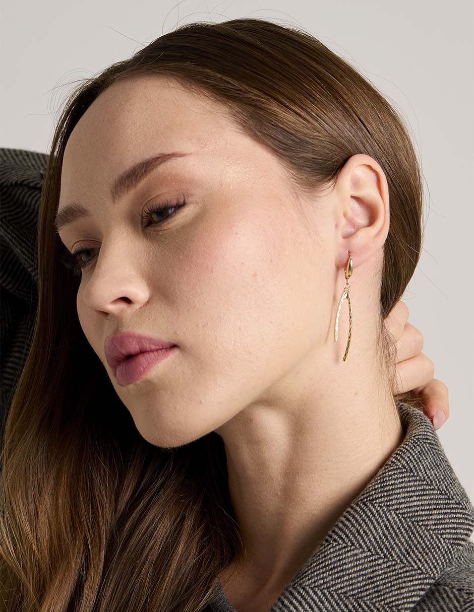 Aretes largos de oro amarillo 14 K con acabado pulido 4