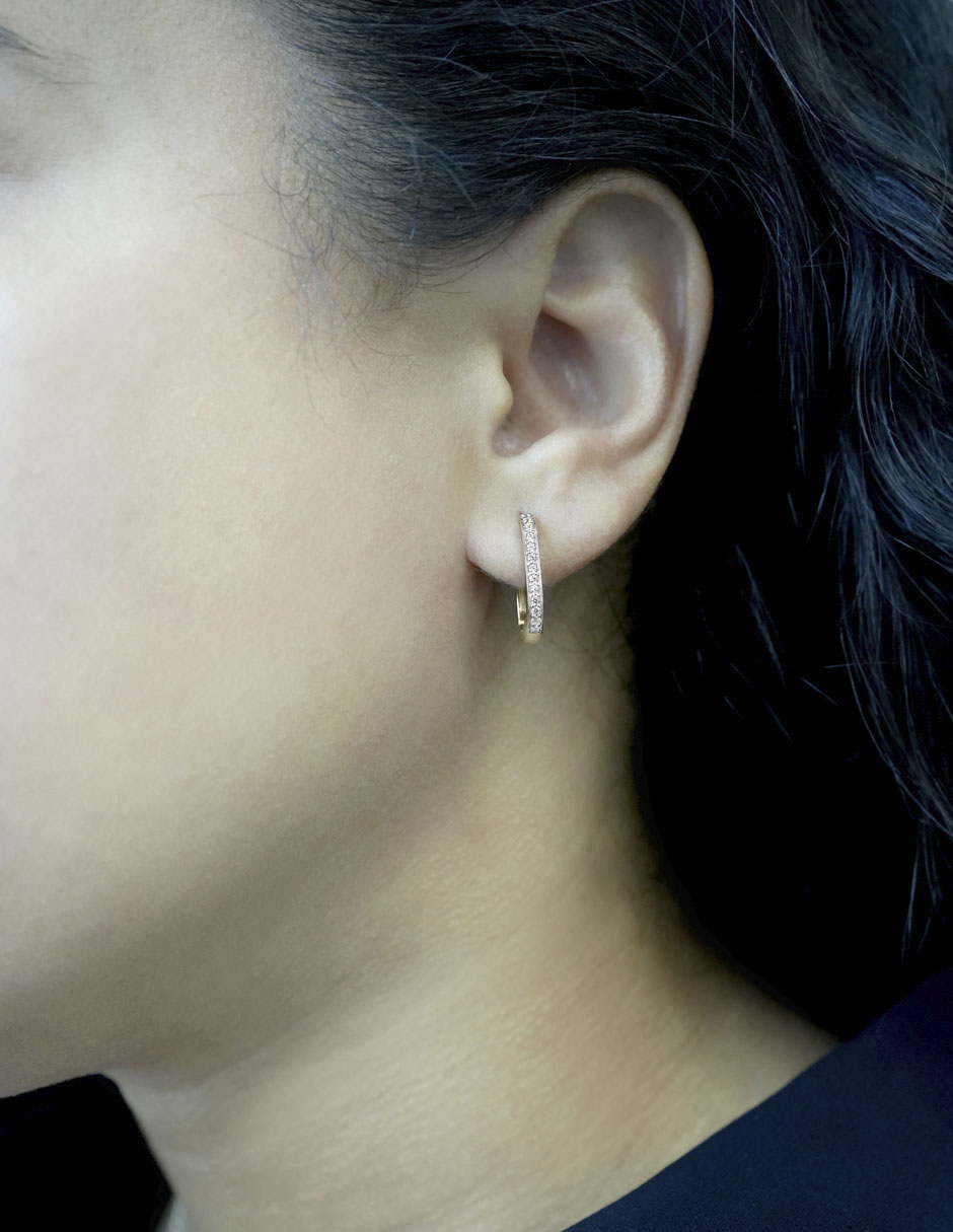 Aretes huggies cuadrados Hoop de oro 14 K con acabado pavé diamante 4