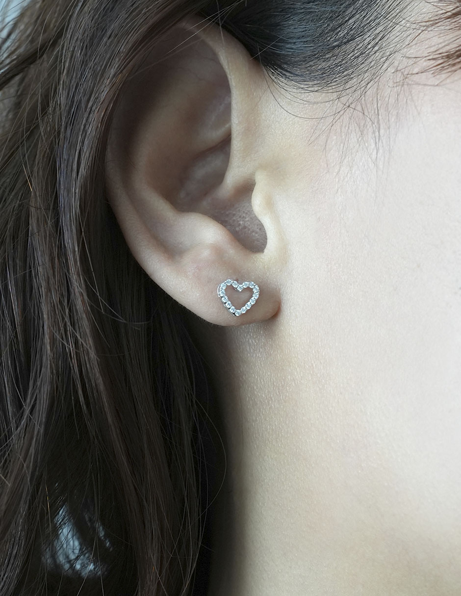 Broqueles de corazón de oro blanco 14 K con acabado pavé diamante 4