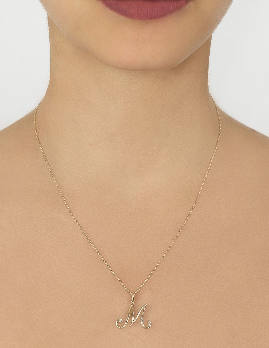 Dije de letra m de oro amarillo 14 K diamante 2