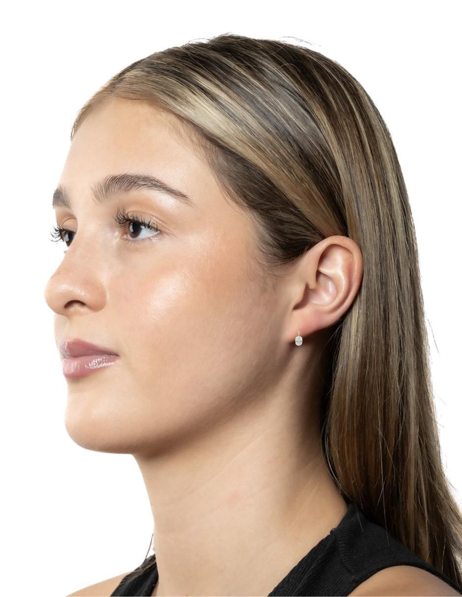 Arete ovalado de oro 10 K con acabado brillante zirconia 4