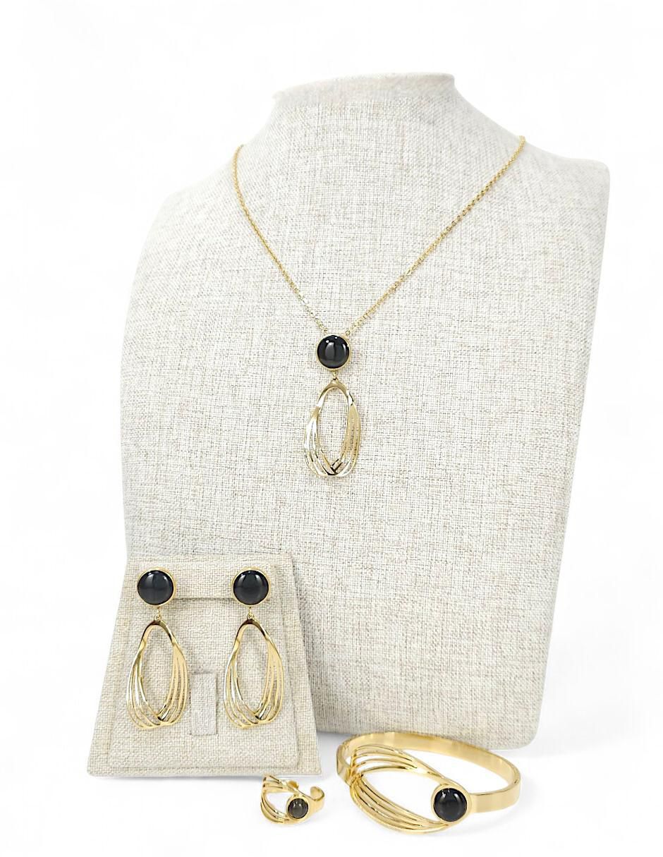 Collar, pulsera, anillo y aretes 11
