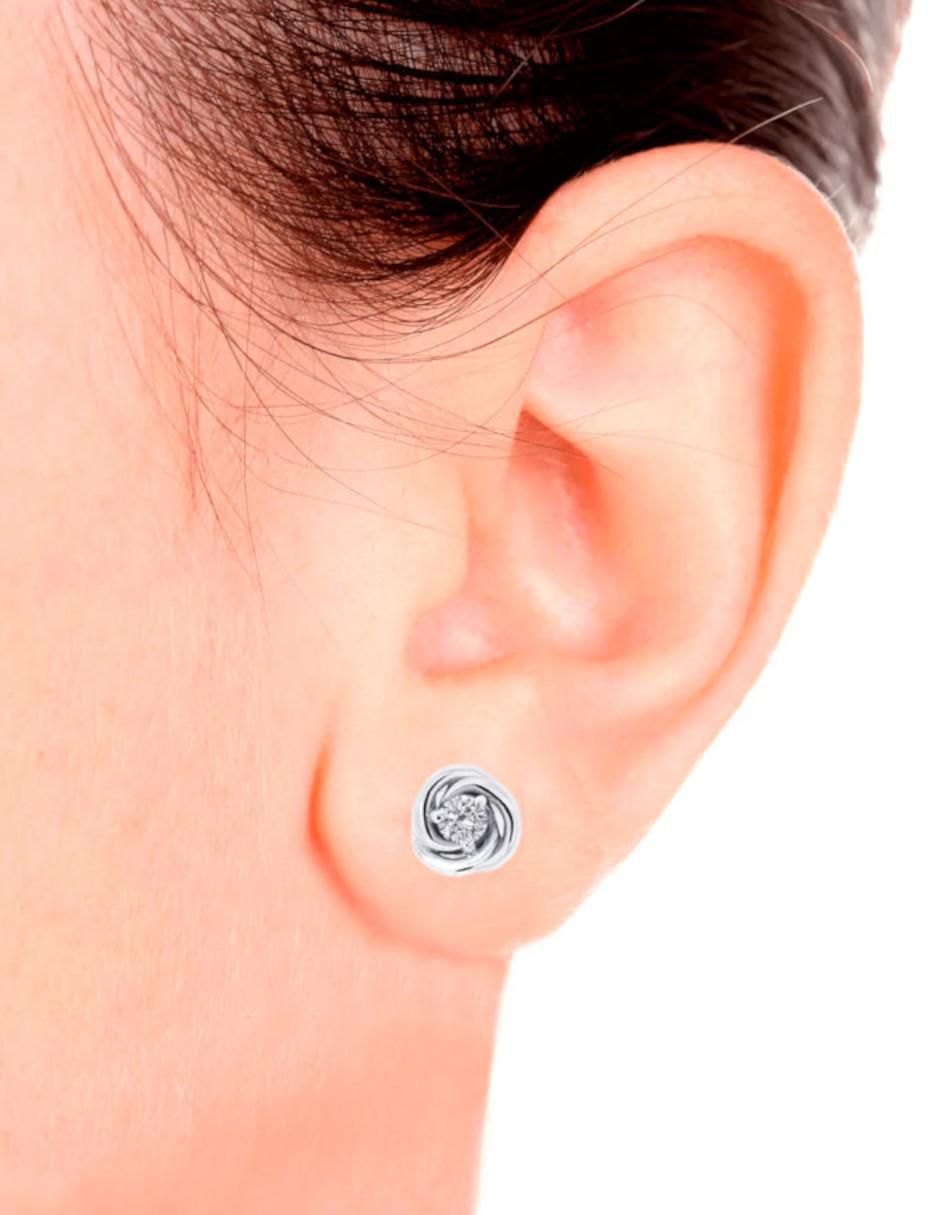 Aretes cortos de flor Gianna de oro 14 K con acabado brillante diamante 2