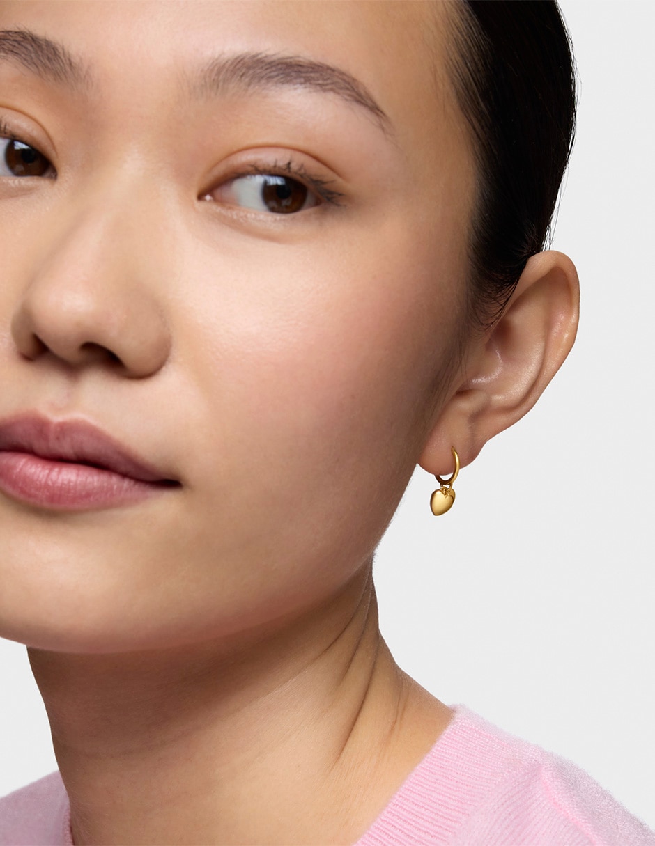 Aretes huggies de corazón Flechazo de oro amarillo 14 k con acabado brillante 5