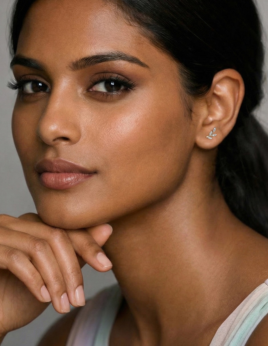 Aretes cortos de hoja de oro amarillo 14 K con acabado pavé diamante 4