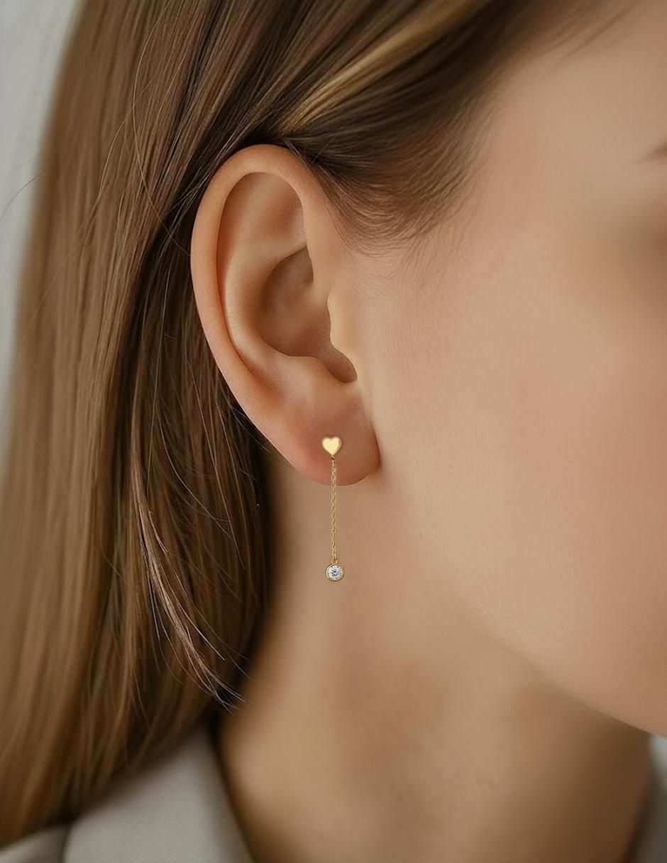 Broquel individual de corazón de oro 10 K con acabado brillante zirconia 4