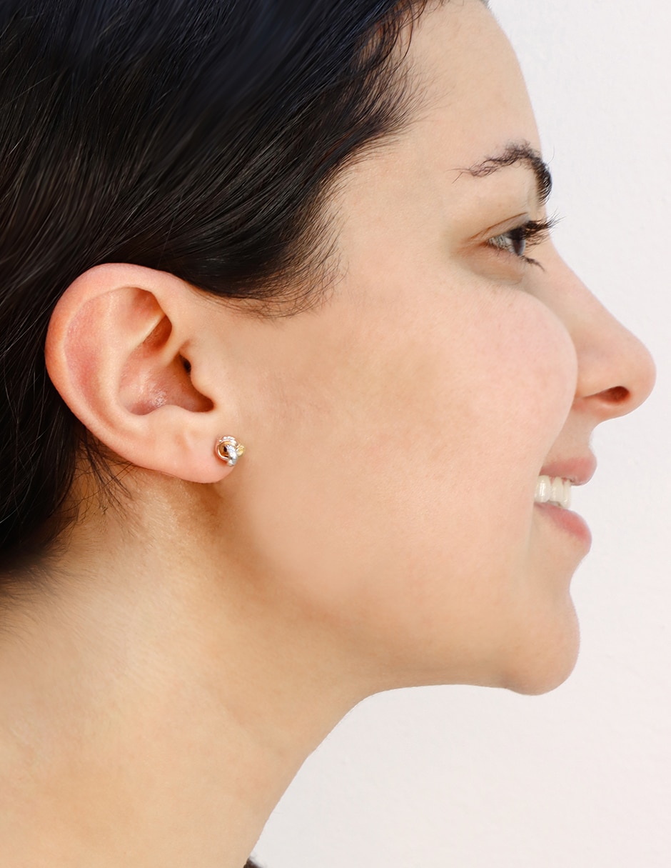 Aretes cortos de nudo de oro florentino 14 K con acabado pulido 4